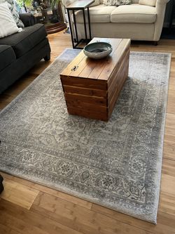 Beautiful classic 5.5 x 7.5 area rug