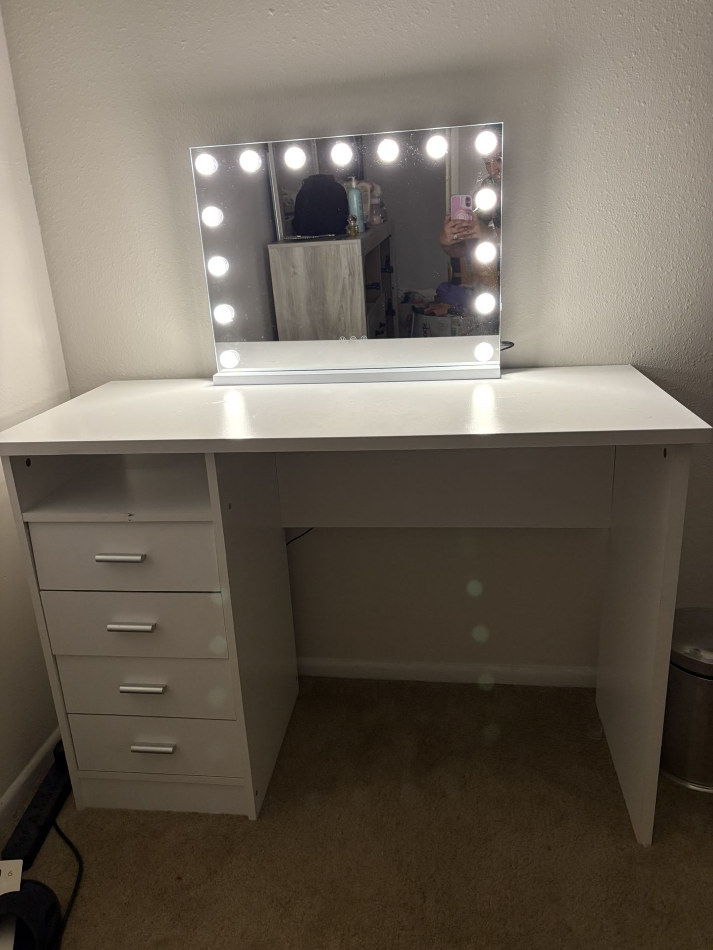 White Vanity With Mirror Lights $100