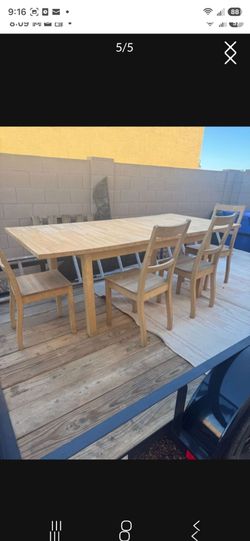 Expandable table with 6 chairs