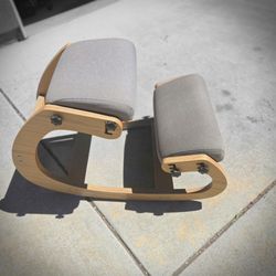 Ergonomic kneeling chair