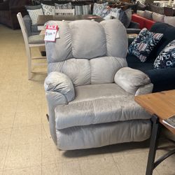 Recliner for hundred dollars brand new hurry for best selection $400