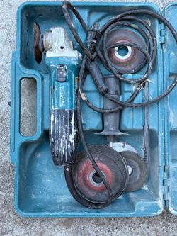 Makita Grinder with Case and Discs