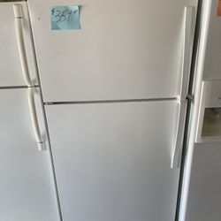 Whirlpool White Ex Lg Refrigerator Excellent  . Warehouse pricing.   Warranty  . Delivery Available . 2522 Market st. 33901