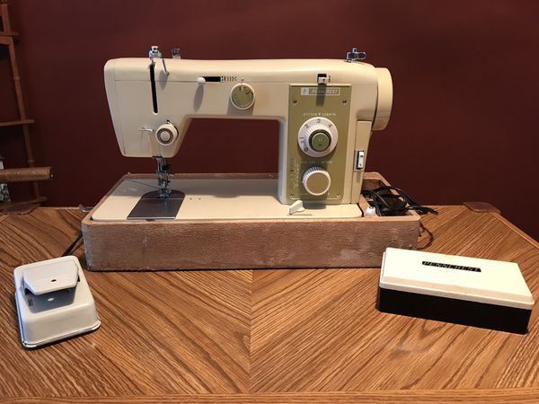 Penncrest vintage sewing machine model 2601 for Sale in Edgewood, WA