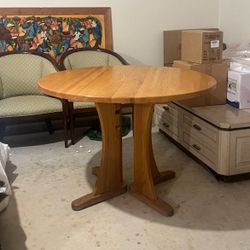 Round table (expands to bigger)