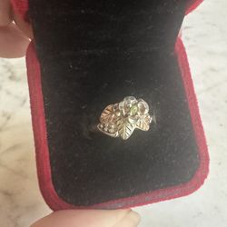Vintage 925 Sterling Silver Rose 🌹 W/ Gold Leaves Ring , Center Stone Peridot, Marked C Co Ster.  , This Is A Coleman Piece , Size 6 