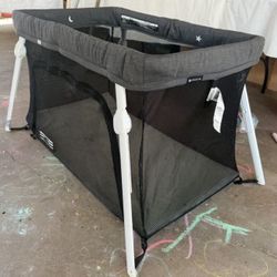 Guava Travel Light Weight Portable Crib With Zipper Door 