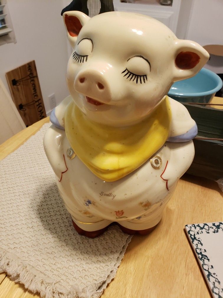 cookie jar Smiley pig over 75 yrs old 5/14/25 yakima