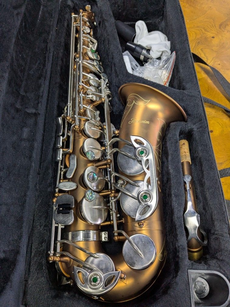 Aisiweier E Flat Alto Saxophone. Key features include: