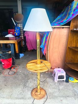 Vintage MCM Wood & Brass Floor Lamp with Built-In Side Table – Mid-Century Modern