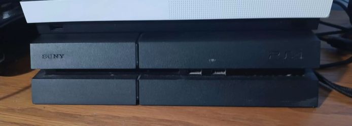 Ps4 slim with all accessories 3 controllers 6 games works perfect