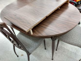 Kitchen table with leaf. And 4 chairs