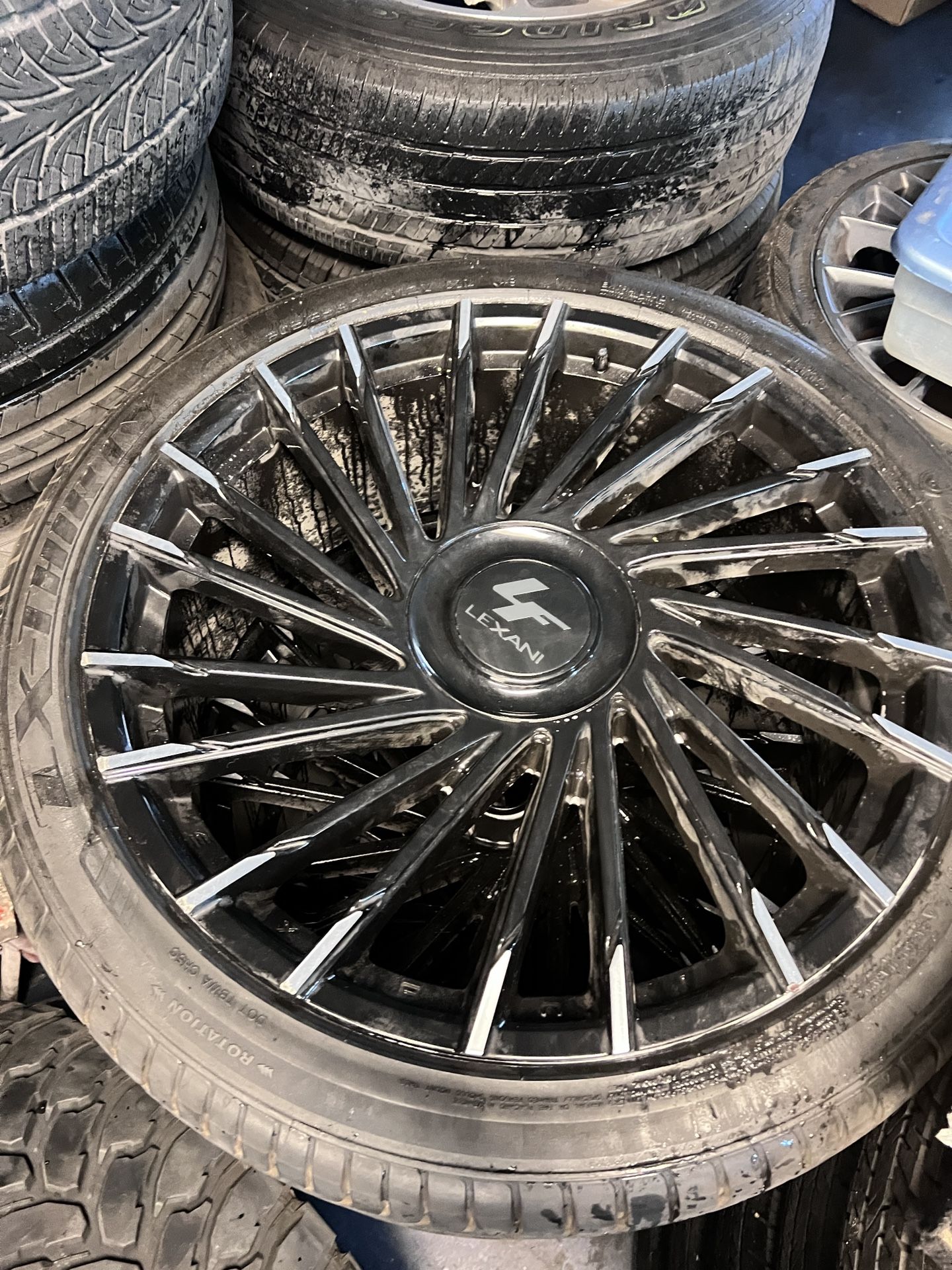 Lexani Wraith 24’s