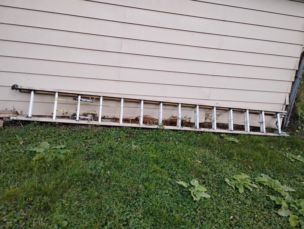 28 Ft Fiberglass Ladder With Hooks