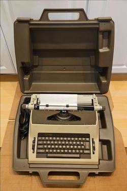 Vintage Royal Medallion 2 Electronic Portable Typewriter