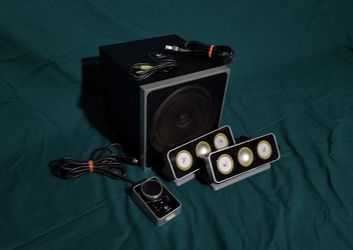LOGITECH Z4 2.1 SPEAKERS, LARGE BASS, CURLSTOM HORIZONTAL STANDS