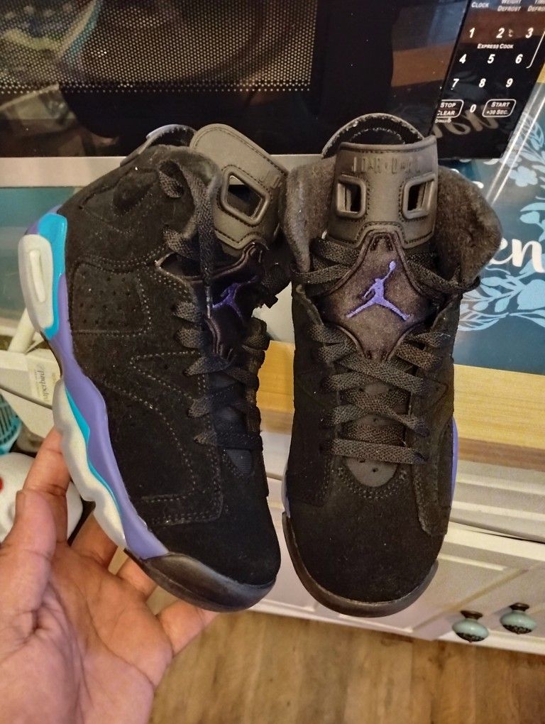 AQUA JORDAN 6 SIZE 5.5 Y