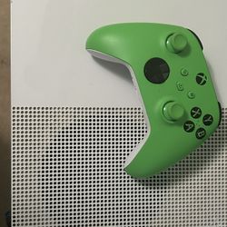 xbox and controller 