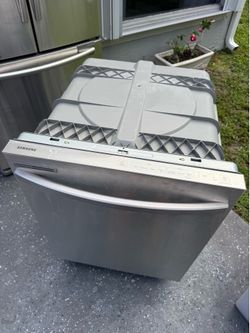 Samsung Stainless Steel Dishwasher – Powers On – Clean Condition