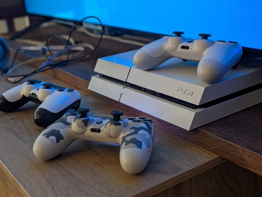 Sony PS4 Glacier White bundle