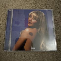  Sabrina Carpenter's "Short N' Sweet" CD is a 2024 release featuring 12 songs under the vocal genre. The CD comes in a standard jewel case, making it 