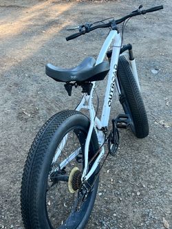 MOUNTAIN BIKE OUTROAD FAT TIRE IN GOOD CONDITION