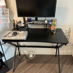Gaming Monitor & Desk