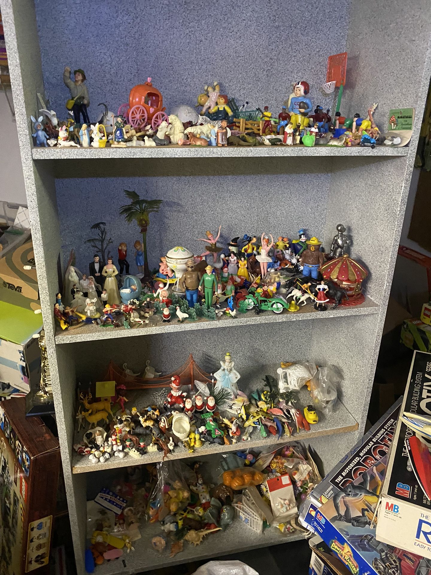Massive Novelties and Cake Topper /Disney / Hong Kong Plastic Figure Collection