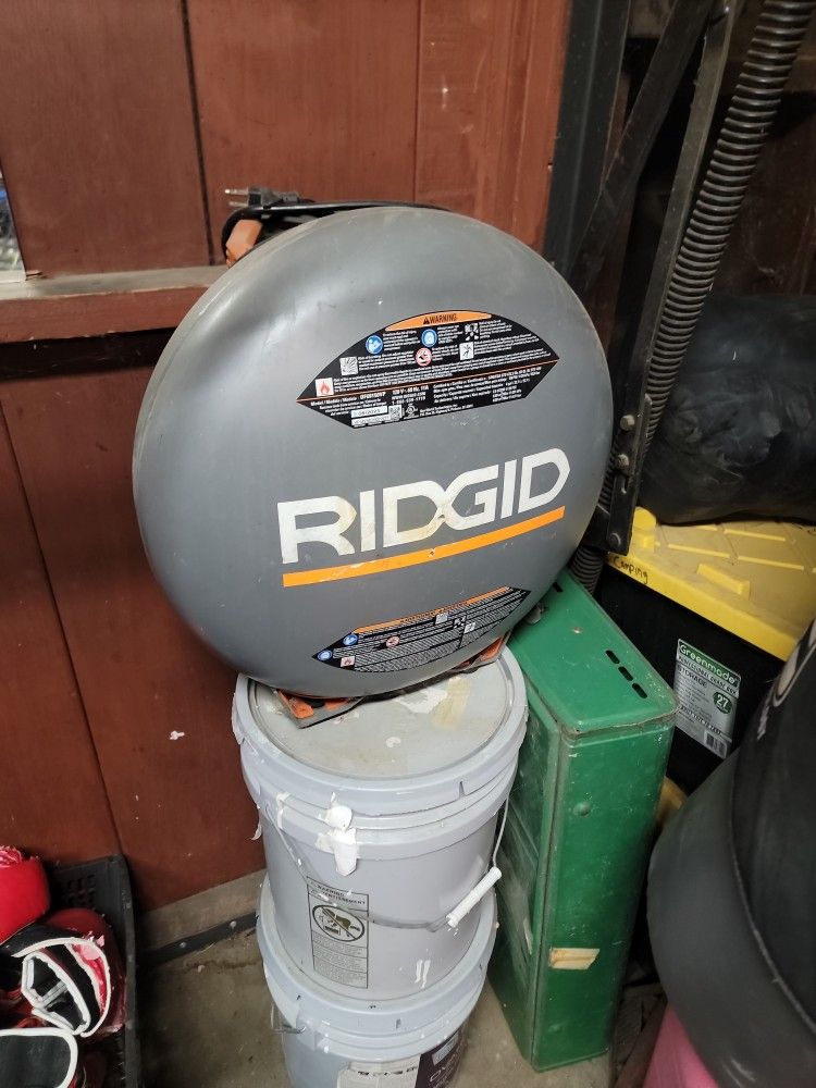 Air compressor six gallons with air hose
