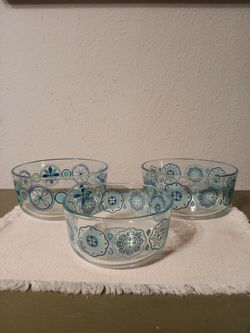 Set of 3 Vintage Pyrex Serving Bowls
