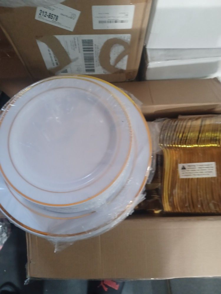 50 place setting plastic dinnerware set