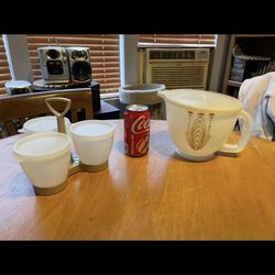 Tupperware server and measuring cup. $6 each. In Rochester wa. 