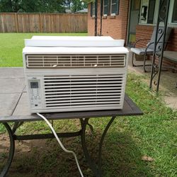 Air Conditioner. 8000 BTUS . COLD CLEAN QUIET AND EXCELLENT CONDITION . WITH ENERGY SAVER .