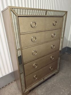 Pulaski Farrah Mirrored 5-Drawer Chest — Metallic Glam Dresser