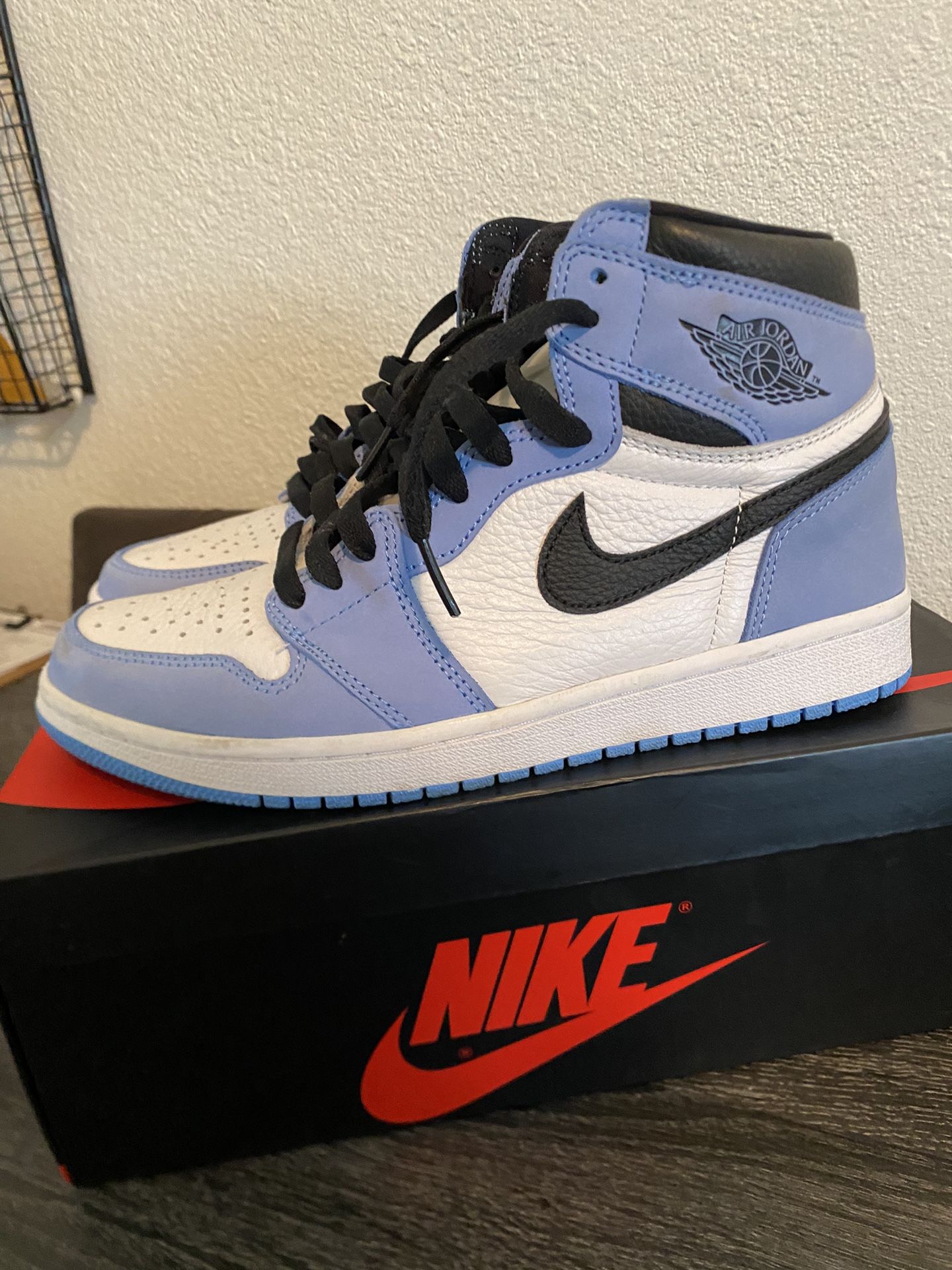 Air Jordan 1 Retro High OG University Blue 