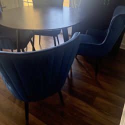 Dining Room Table & Chairs