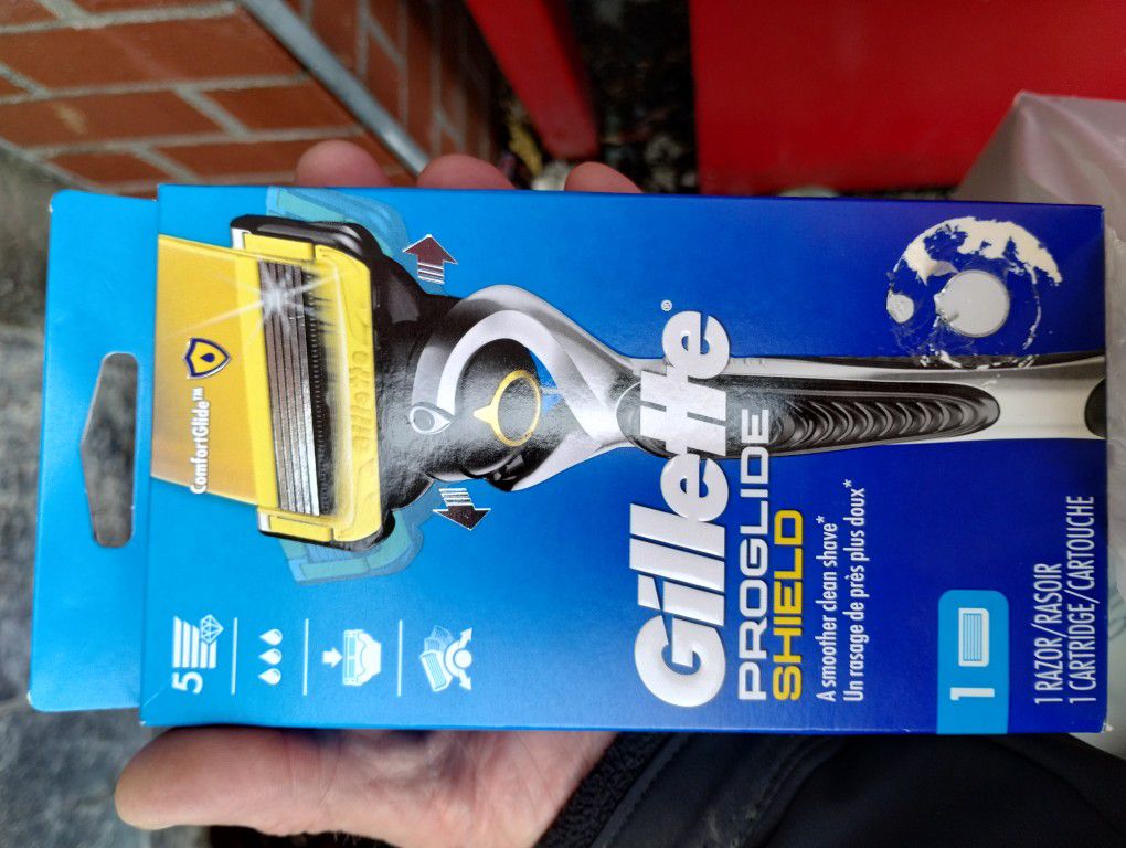 Gillette Pro Glide Shield And 4 Pack Of Blades 