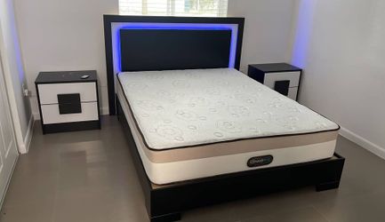 Cama con colchon , 2 mesitas de noche . Newww