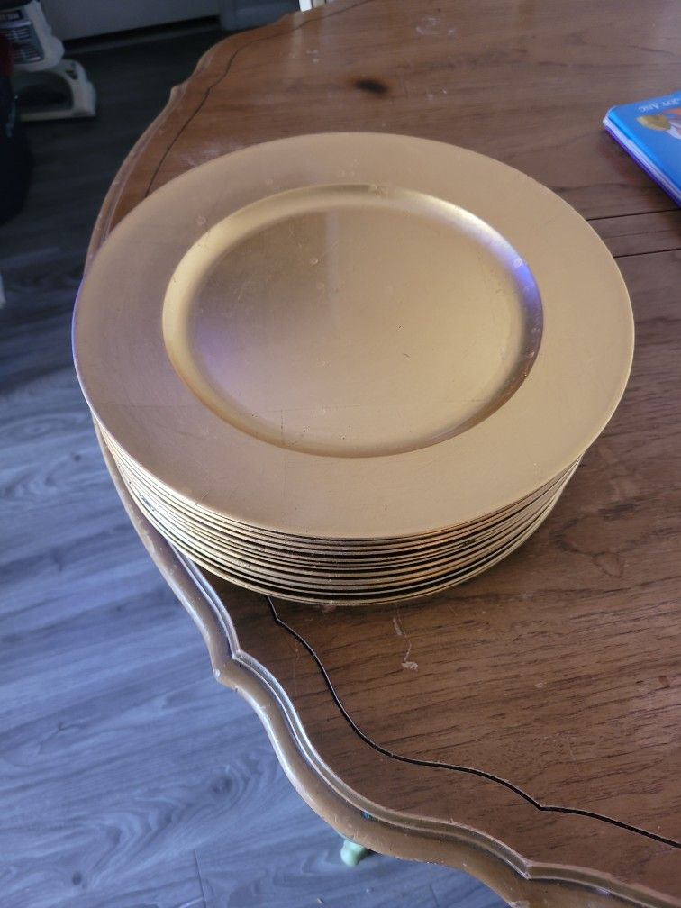 Fourteen large gold decorative plates