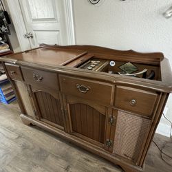 Large vintage record player with speaker system
