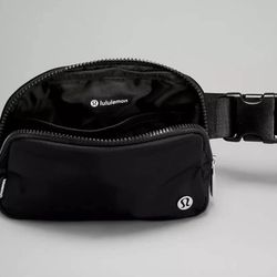 Lululemon Everywhere Belt Bag New Black Color 