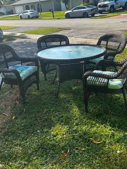 Vintage Wicker Rattan Patio Set With Cushions & Umbrella Holder