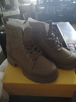 Women's boots sz 8