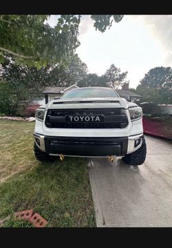 Toyota tundra sr5 2014 v8