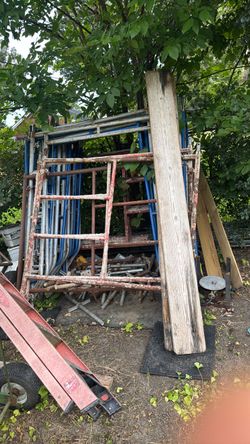 Mixed Lot of Used Scaffolding Frames and Pipes