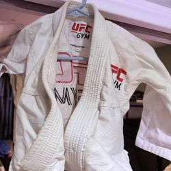 UFC Gym gi set white size ( 00000 ) pants included youth / kids / fits 3yrs to 5 yrs old tiny warrior   Im caring person thats a dad m, i know gi’s ar