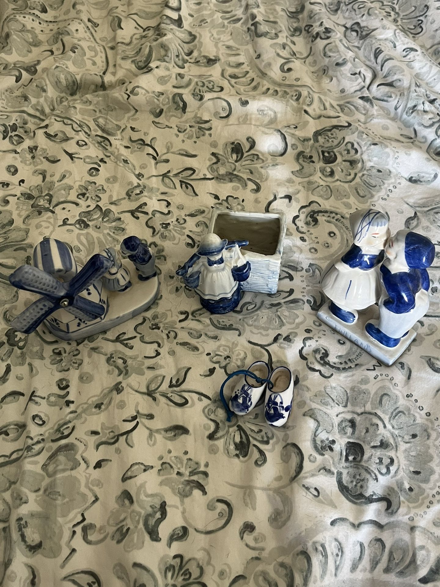 delft blue figurine set 