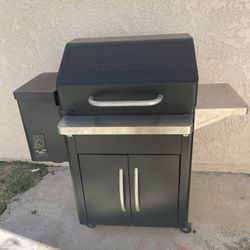 Pristine Traeger Silverton 620