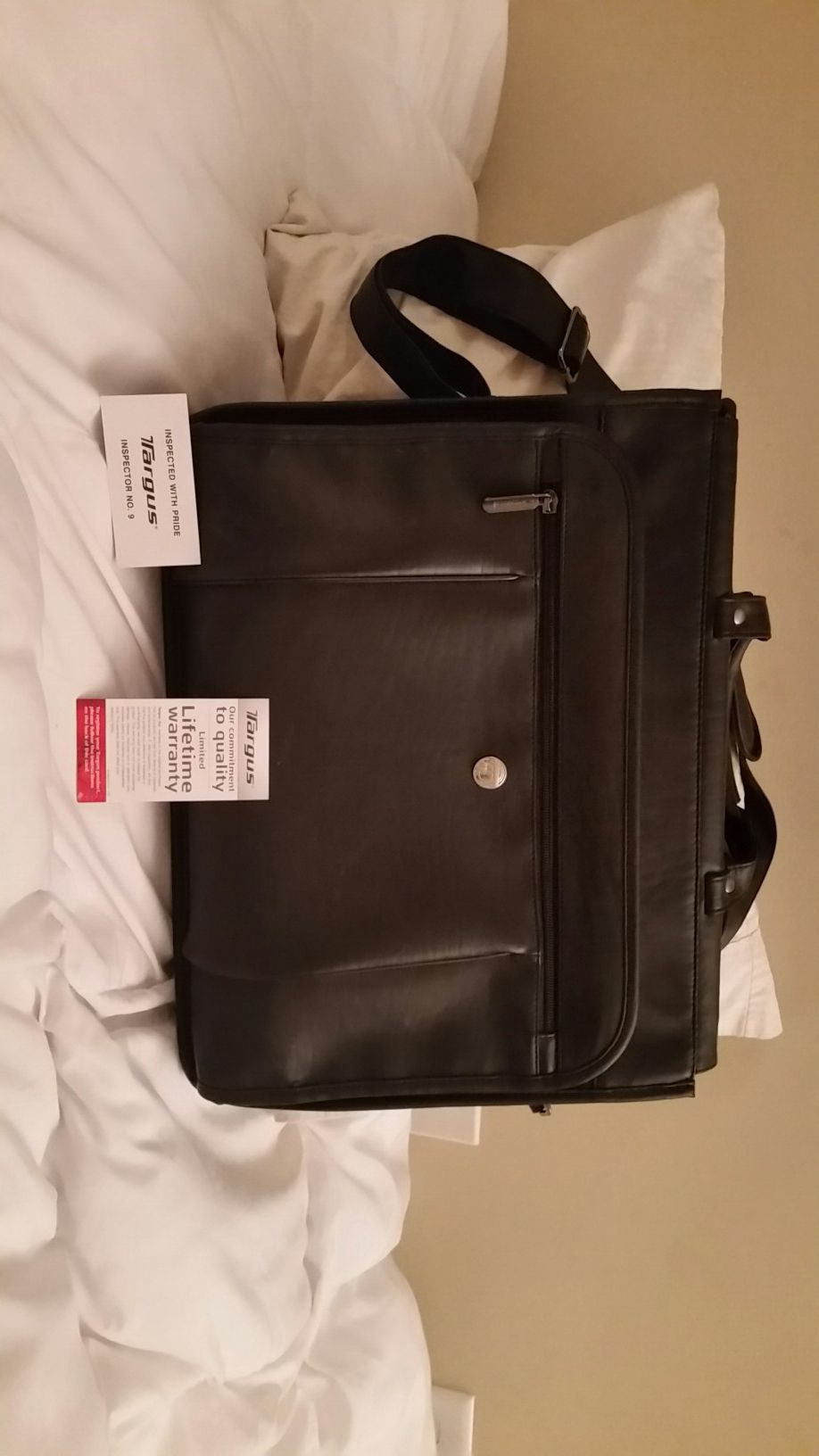 Nice Targus Laptop Computer Messenger Bag Shoulder Black Leather Briefcase. Hardly used and like new.