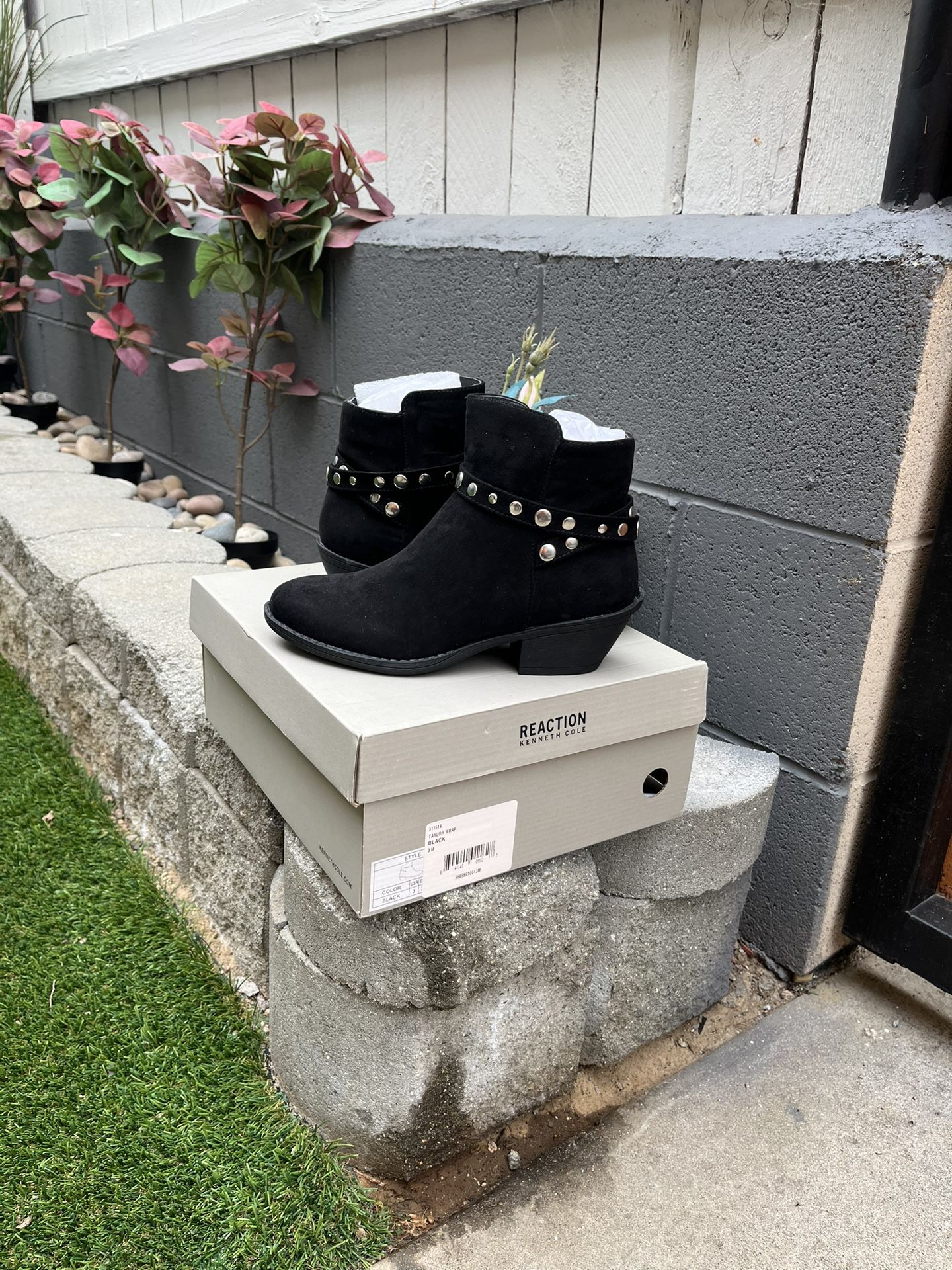 Kenneth Cole boot Size 3